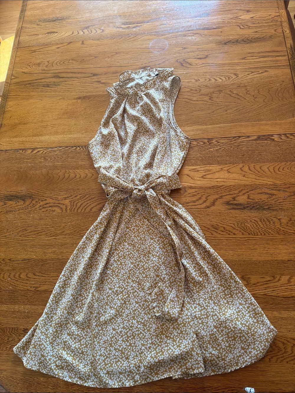 Sleeveless Floral Tie-Waist Dress in Tan and White
